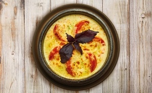 Запеченый сыр сулугуни с томатами